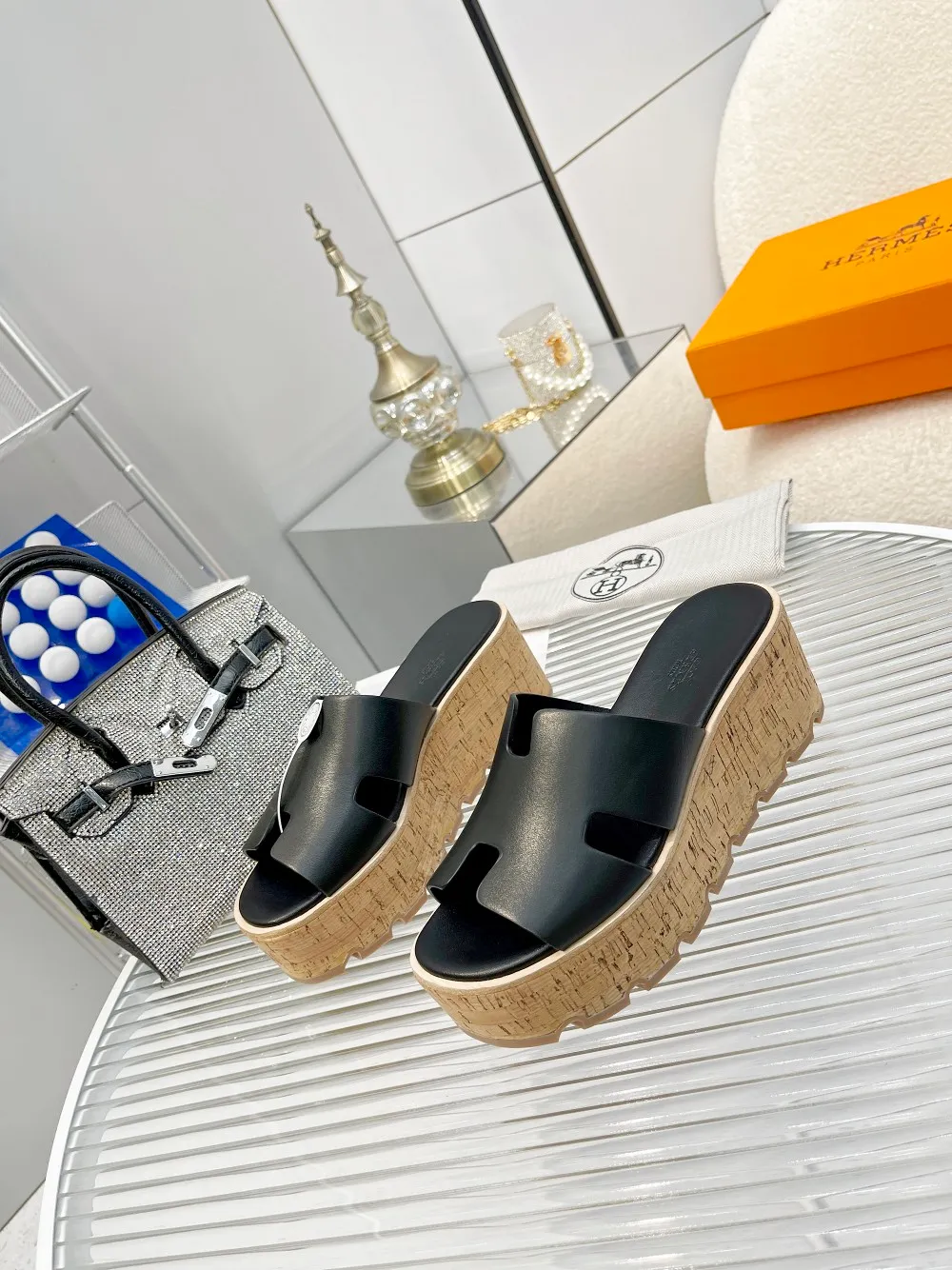 👟👟Ex-factory price 540👟👟 High version of the 2024 spring and summer new HERMES Hermès counter new style. The wedge-heeled Erjiu sandals and slippers, which have been extremely popular recently, are paired with various colorful socks. They are very trendy. Upper: cowhide. Outsole: technological imitation wood sole. Heel height: about 7cm. Size: Female 35-41 (40/41 non-refundable and non-exchangeable)